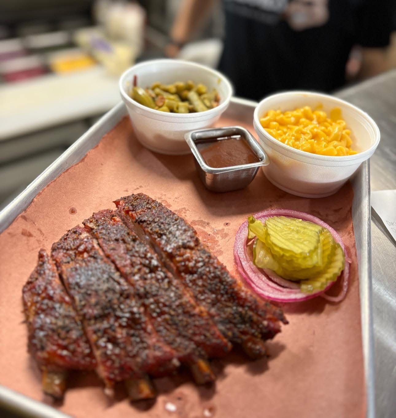 Smoked pork ribs with mac & cheese, green beans and BBQ sauce